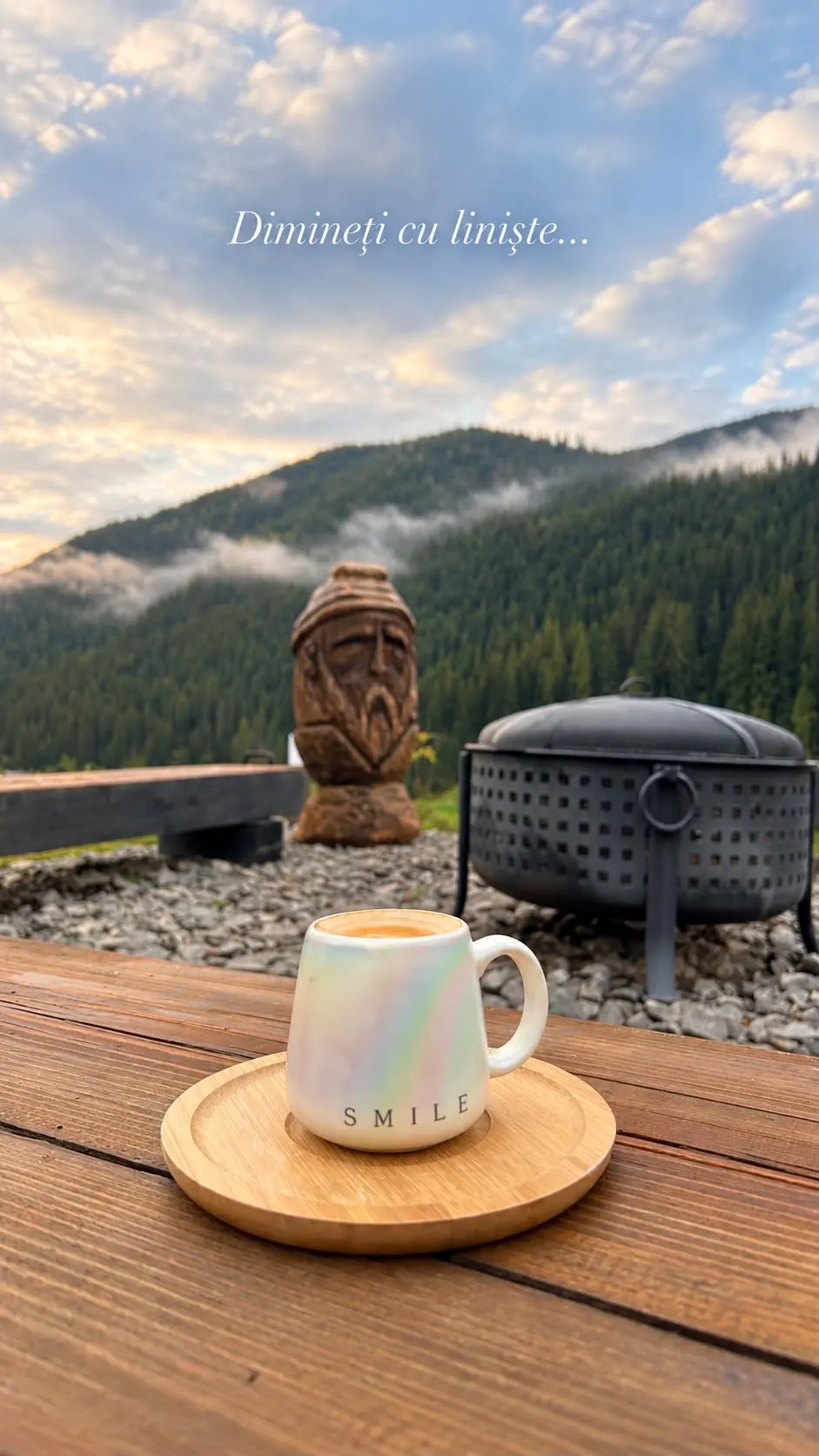Cană de cafea pe masă de lemn, dimineața în ceață