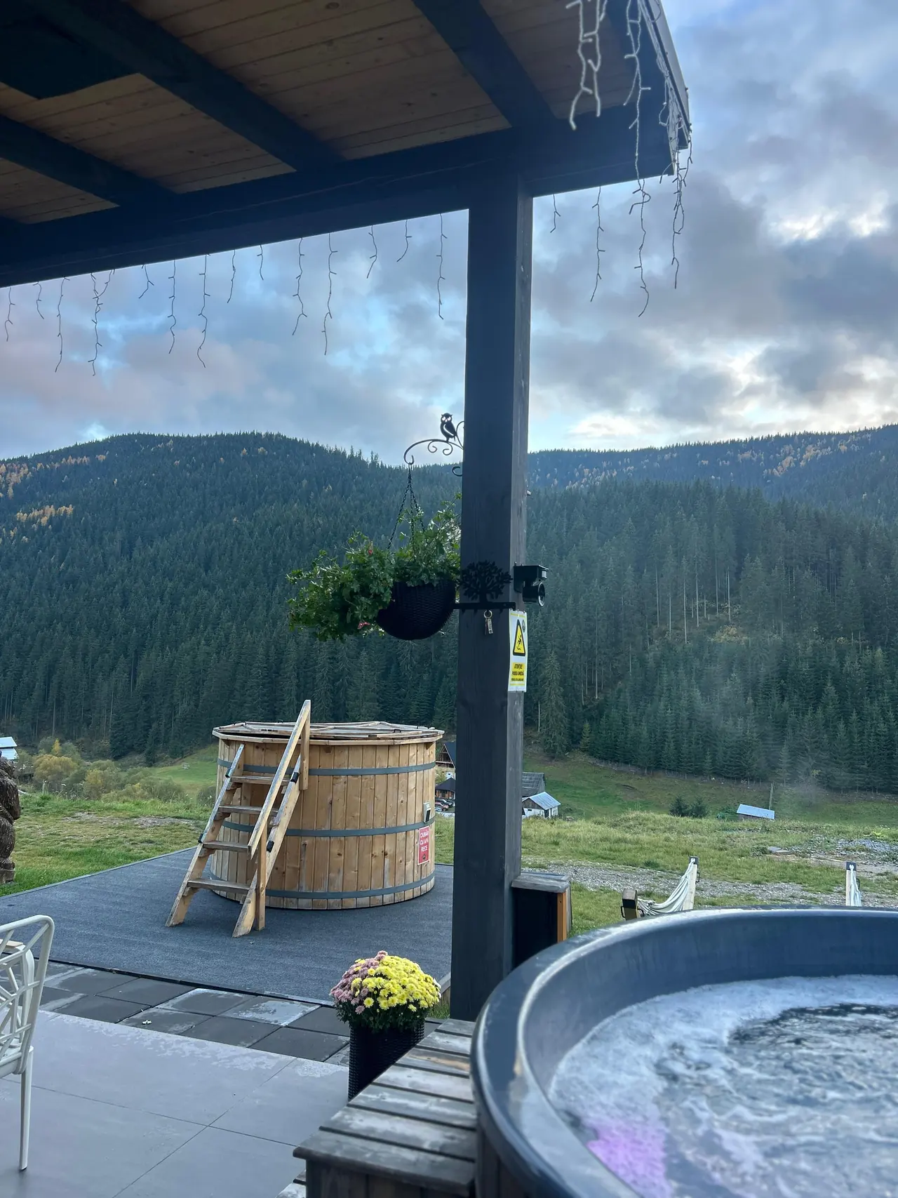 Ciubăr încălzit pe terasă, deasupra văii