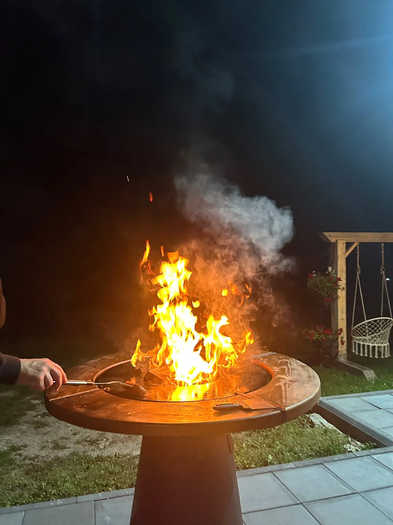 Foc de tabără seara, la chalet